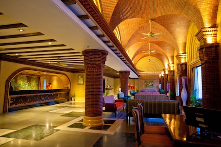 Executive Room | In-room business centre. Hotel Tara