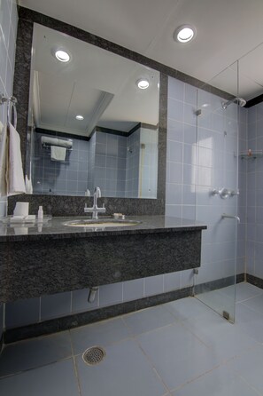 Family Apartment, 2 Bedrooms, Non Smoking, Kitchenette | Bathroom | Shower, free toiletries, hair dryer, towels