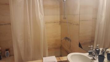 Klassieke studio | Badkamer | Een douche, gratis toiletartikelen, een haardroger, een bidet
