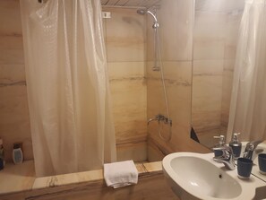 Estudio clásico | Baño | Ducha, artículos de higiene personal gratuitos, secador de pelo y bidé