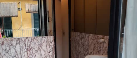 Værelse til 4 personer | Badeværelse | Bruser, gratis toiletartikler, hårtørrer, bidet