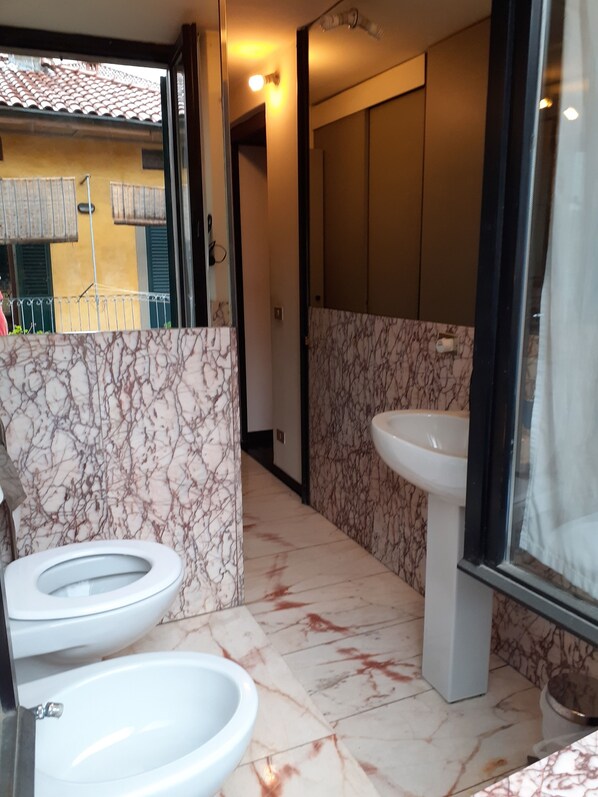 Habitación cuádruple | Baño | Ducha, artículos de higiene personal gratuitos, secador de pelo y bidé