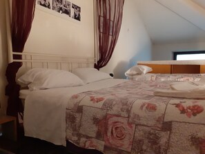 Classic-Studio | Schreibtisch, Bügeleisen/Bügelbrett, kostenloses WLAN, Bettwäsche