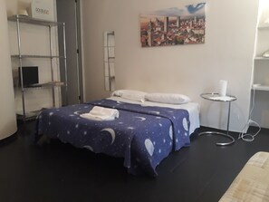 Classic Studio | Desk, iron/ironing board, free WiFi, bed sheets - Romeo and Juliet B&B and Apartaments (Bergamo)
