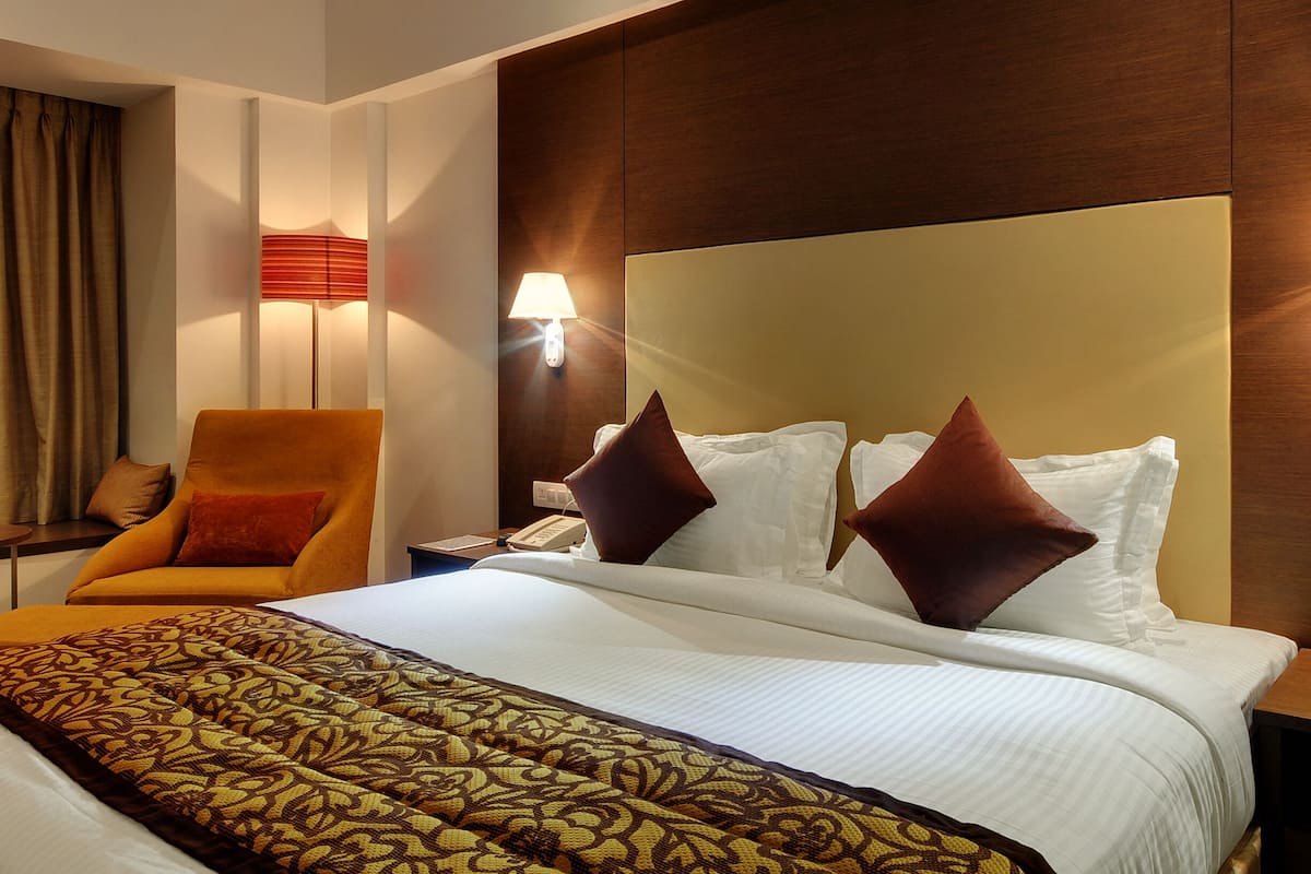 suite | premium bedding, minibar, in-room safe, desk