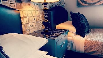 Family Room | Desk, free WiFi, bed sheets