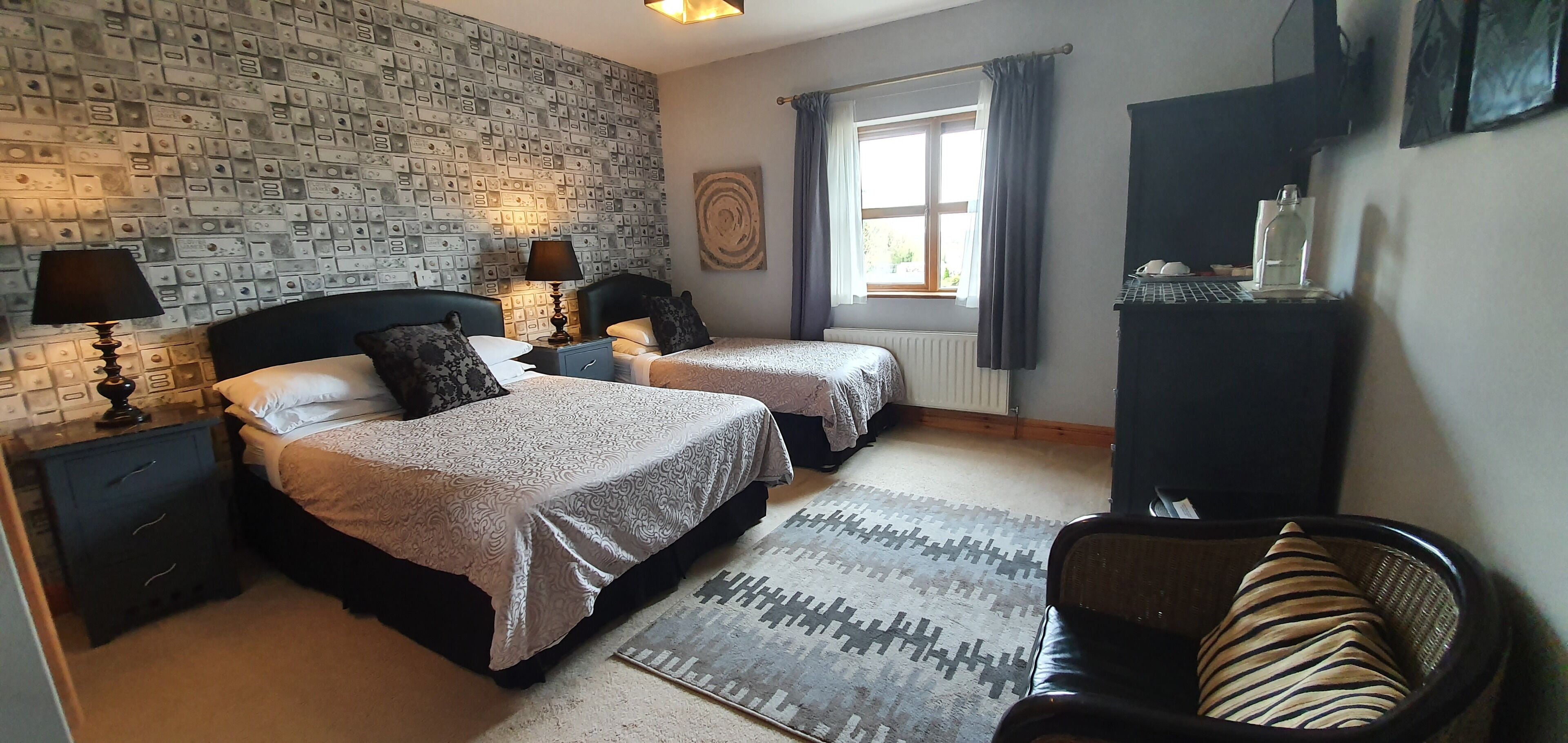 Escriptori, wifi gratuïta i roba de llit 