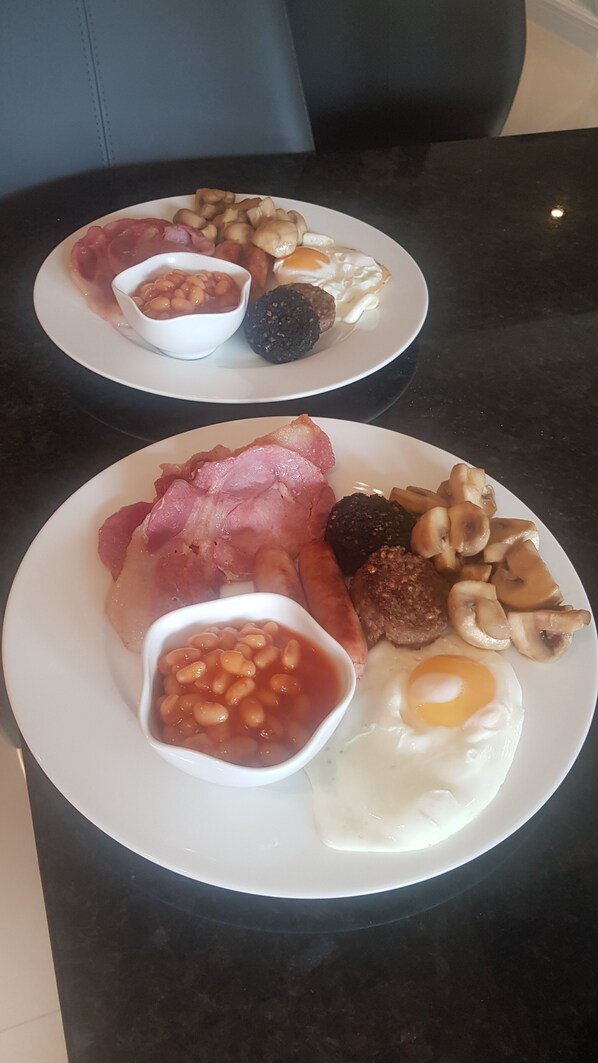 Dos platos de comida para el desayuno sobre una mesa.