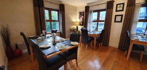 Petit déjeuner préparé sur commande (10.00 EUR par personne)