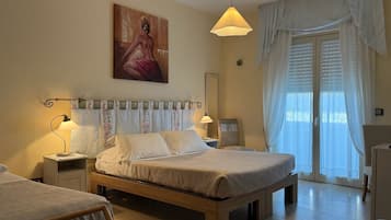 Een minibar, een bureau, geluiddichte muren, een strijkplank/strijkijzer