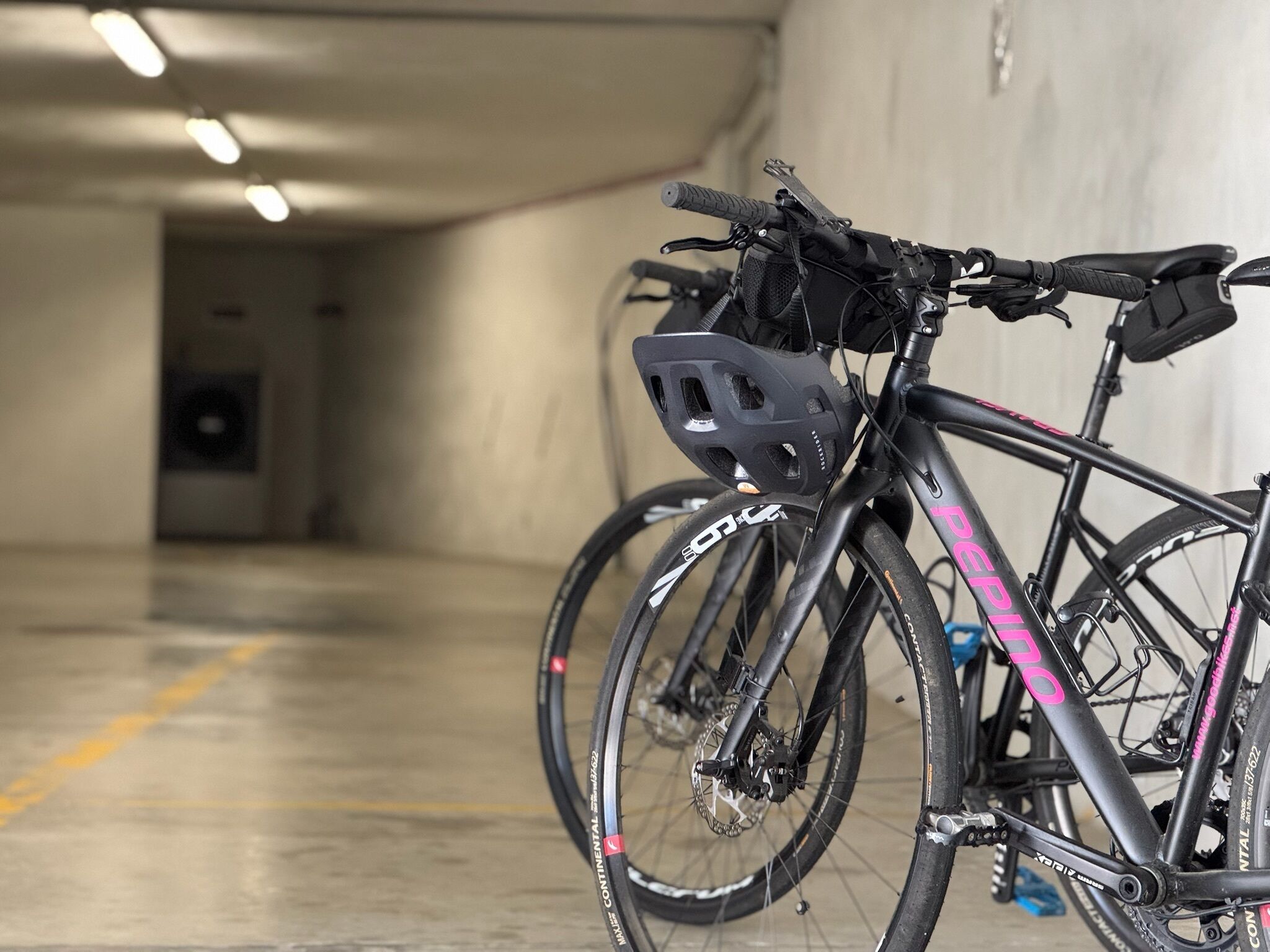 Una bicicleta estacionada en un estacionamiento.