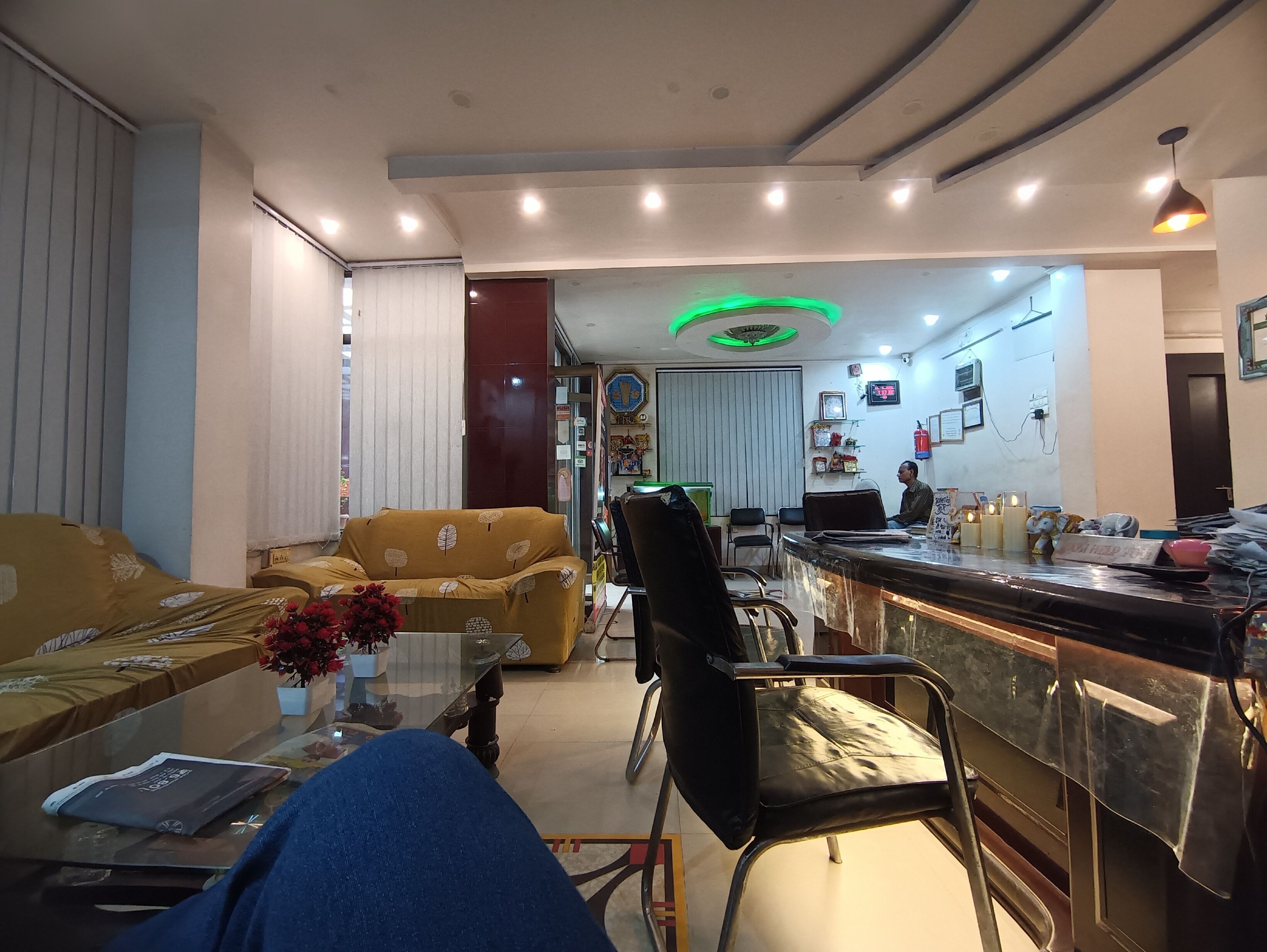 Una sala moderna con un sofá, una mesa de centro y un comedor con sillas.
