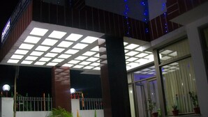 Un hotel de diseño moderno, con un tragaluz grande y una entrada bien iluminada.