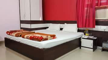 1 bedroom, Egyptian cotton sheets, premium bedding, in-room safe