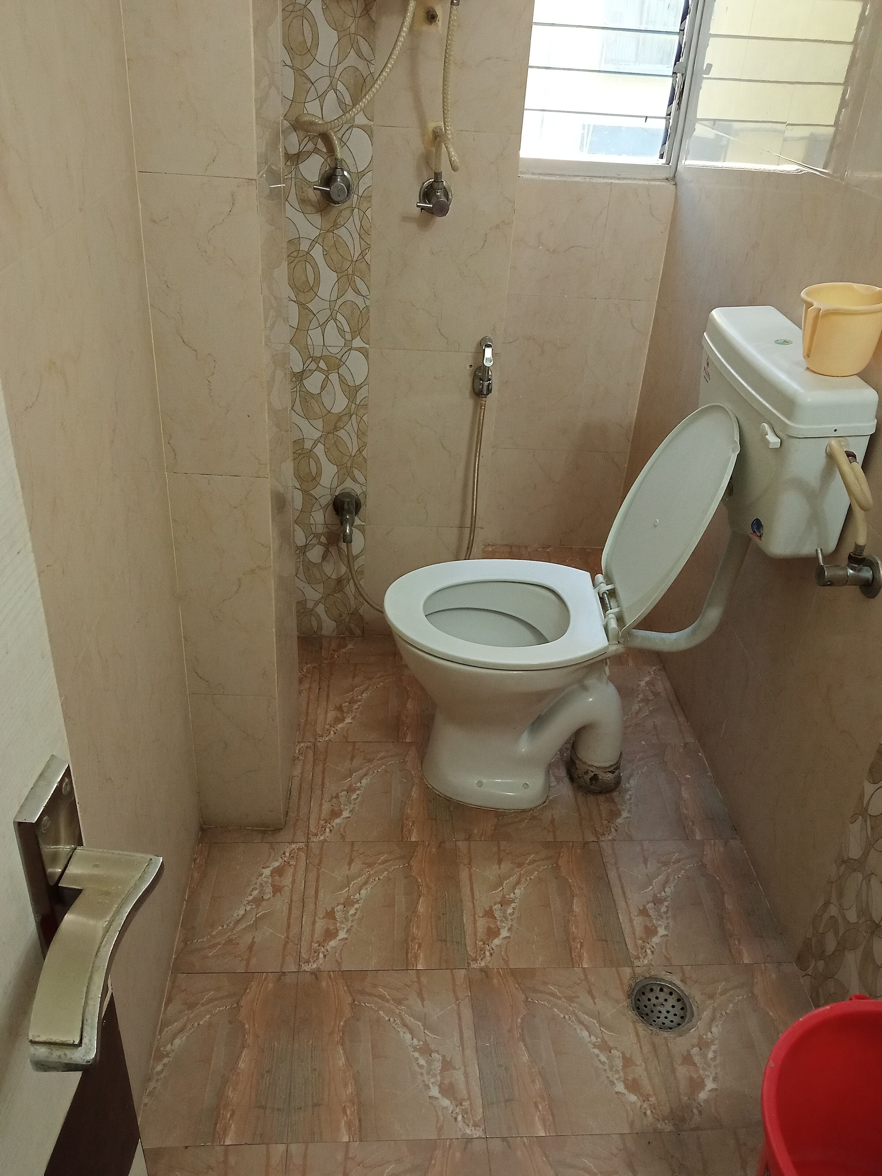 combined shower/bathtub, designer toiletries, slippers, towels