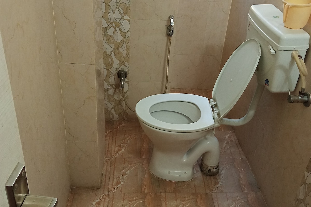 combined shower/bathtub, designer toiletries, slippers, towels