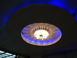 Un plafond circulaire avec un luminaire central.