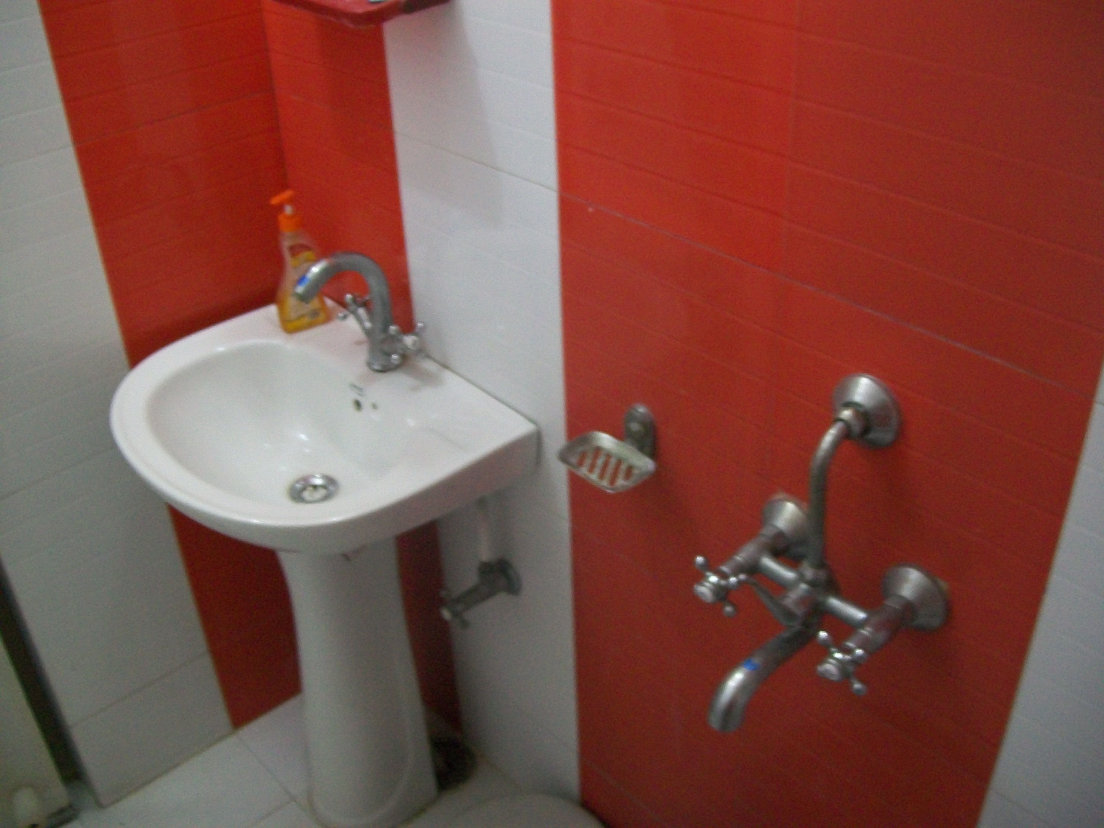 combined shower/bathtub, designer toiletries, slippers, towels