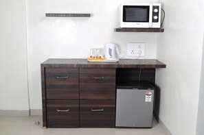 ثلاجة، ميكروويف، ماكينة لصنع القهوة/الشاي
