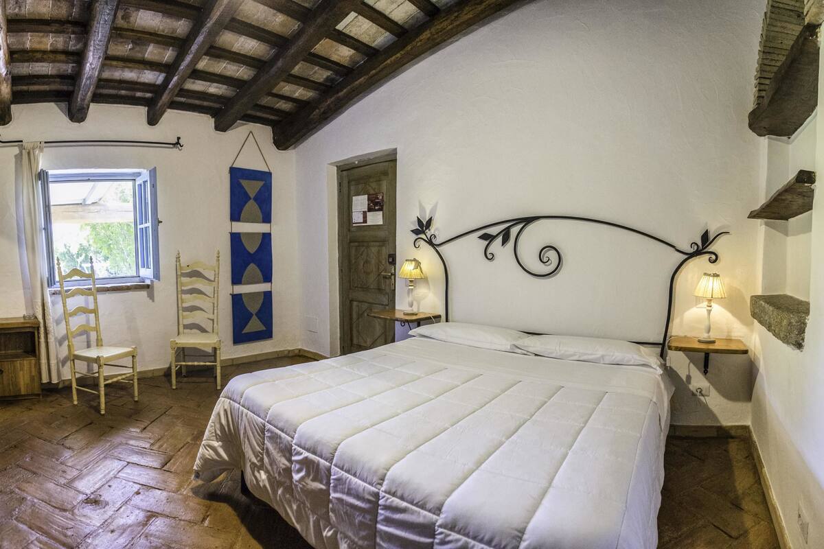 Minibar, caja fuerte, cunas (de pago) y camas supletorias