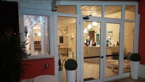 Voorkant accommodatie - avond/nacht