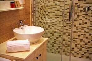 Habitación triple superior | Tabla de planchar con plancha, wifi gratis, ropa de cama