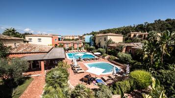 حمّام سباحة خارجي موسمي، مظلات على حمّام السباحة، مقاعد للتشمس