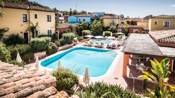 حمّام سباحة خارجي موسمي، مظلات على حمّام السباحة، مقاعد للتشمس