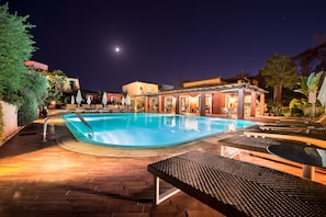 Sesongbasert utendørsbasseng, bassengparasoller og solsenger