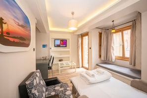 슈피리어 아파트 | 거실 | 위성 채널 시청이 가능한 42인치 LED TV, TV