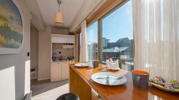 Penthouse (Apartment) | Area keluarga | Televisi LED 42-inci dengan saluran TV satelit dan TV