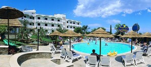 Piscine extérieure (ouverte en saison)