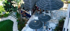 Melayani makan siang dan makan malam dengan sajian masakan daerah