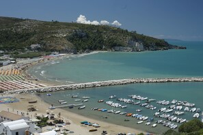 Pantai pribadi di sekitar, kursi berjemur, dan payung pantai