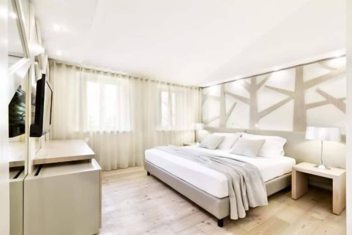 deluxe double room | minibar, in-room safe, desk, cots/infant beds