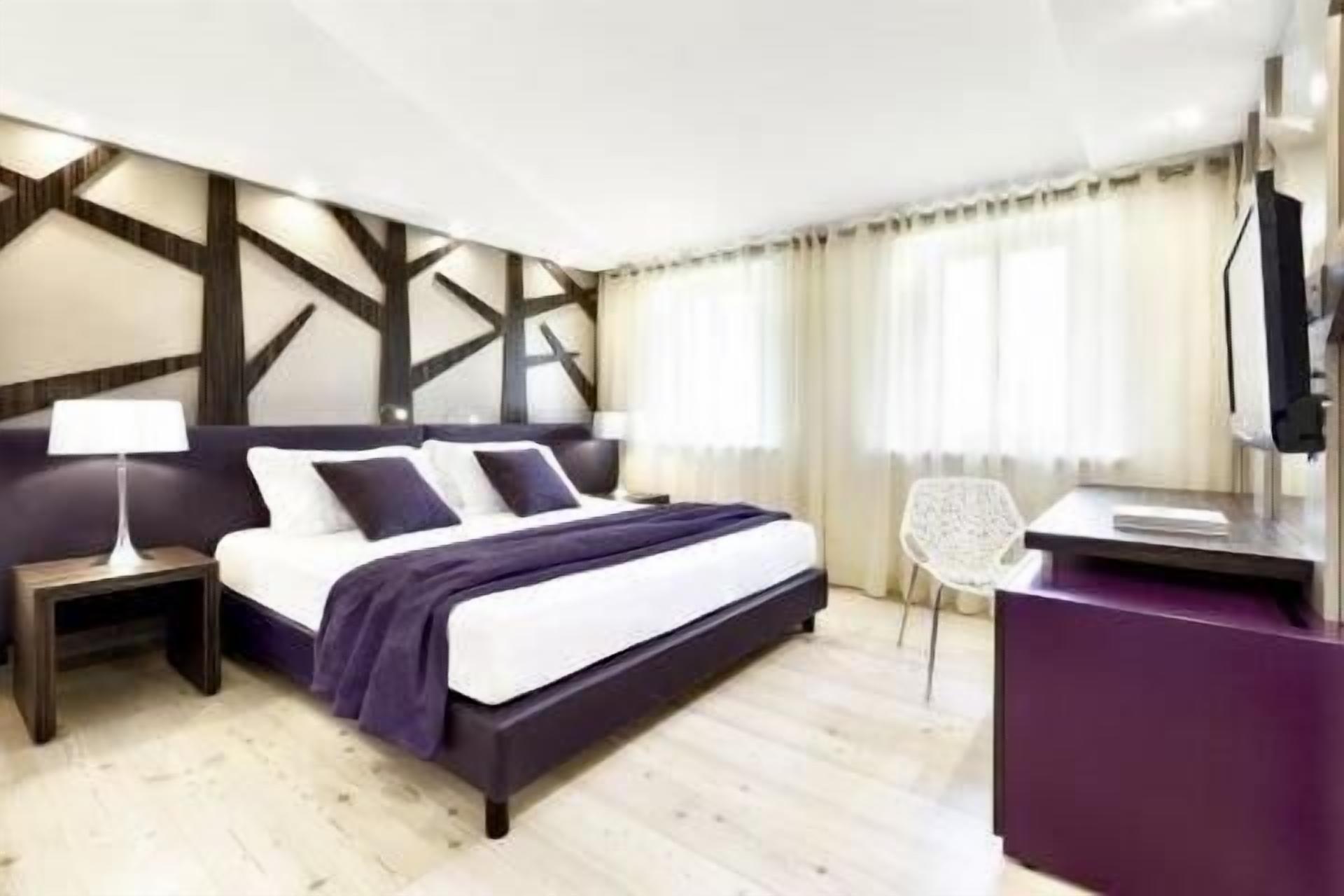 deluxe double room | minibar, in-room safe, desk, cots/infant beds