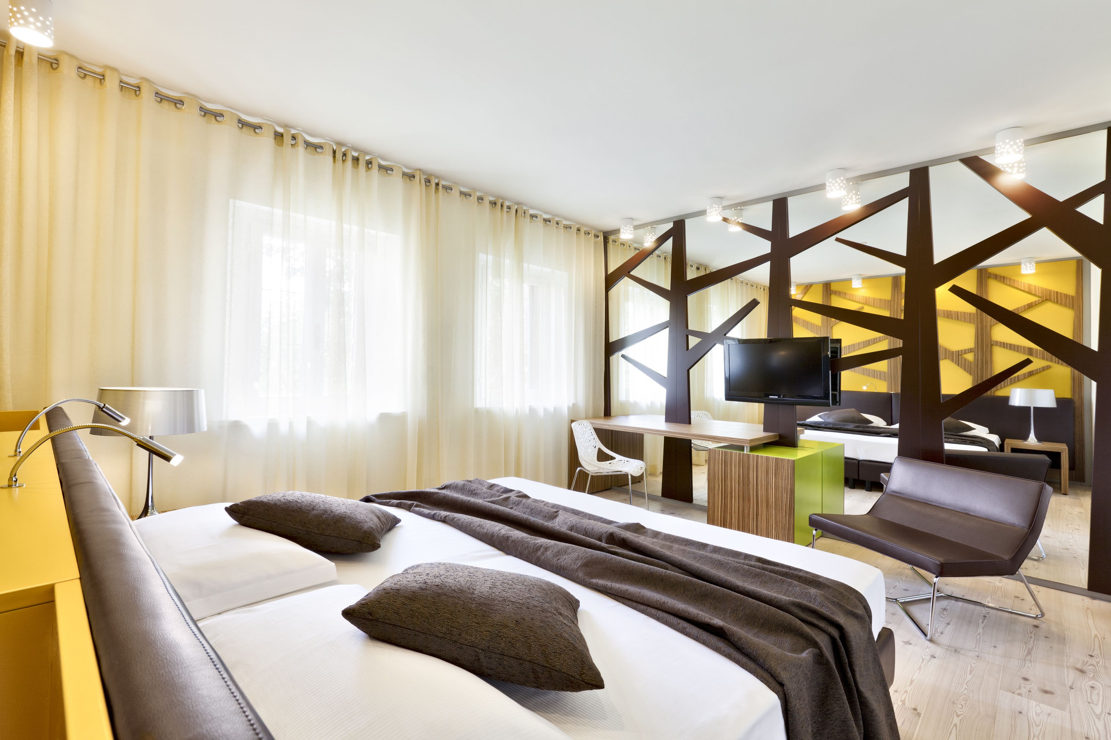 deluxe double room | minibar, in-room safe, desk, cots/infant beds