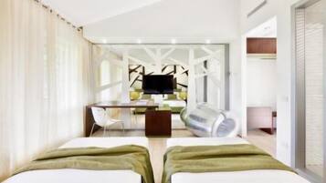 Una habitación de hotel con dos camas, un escritorio, una silla y un televisor.