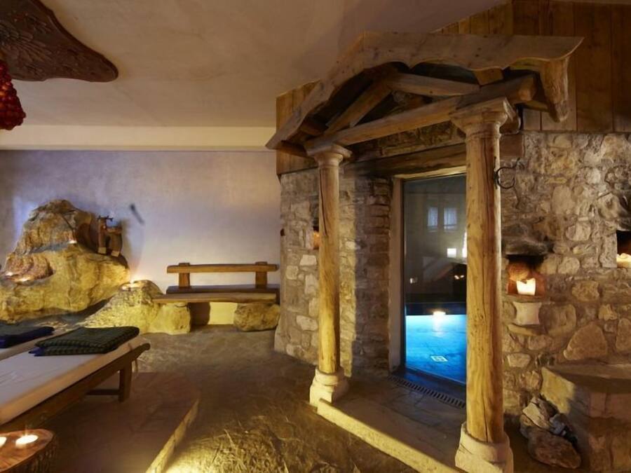Sauna, hot tub, steam room, body treatments, hot stone massages