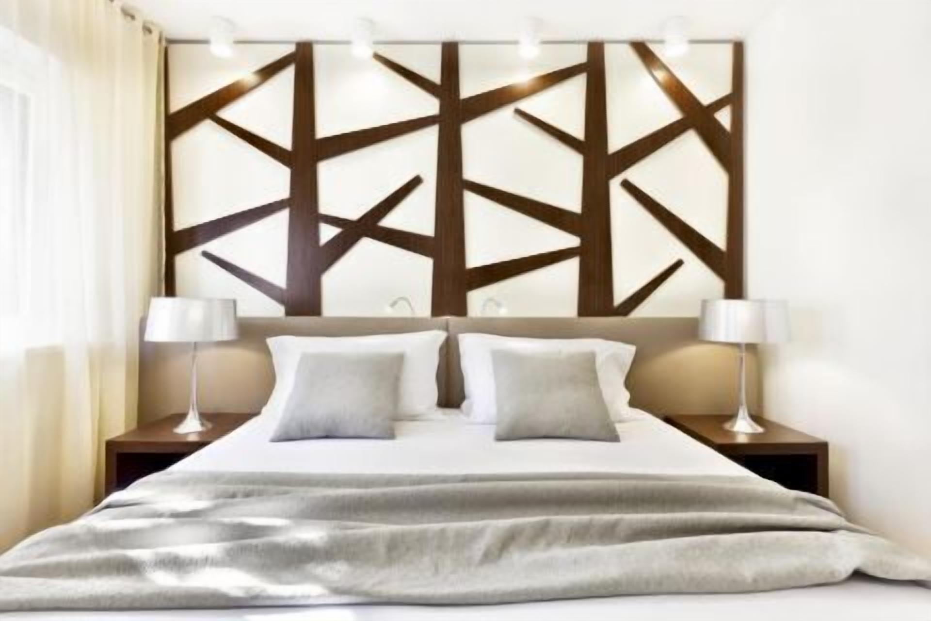 deluxe double room | minibar, in-room safe, desk, cots/infant beds