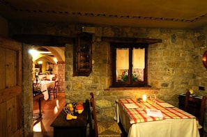DĂźner et souper servis sur place, cuisine locale
