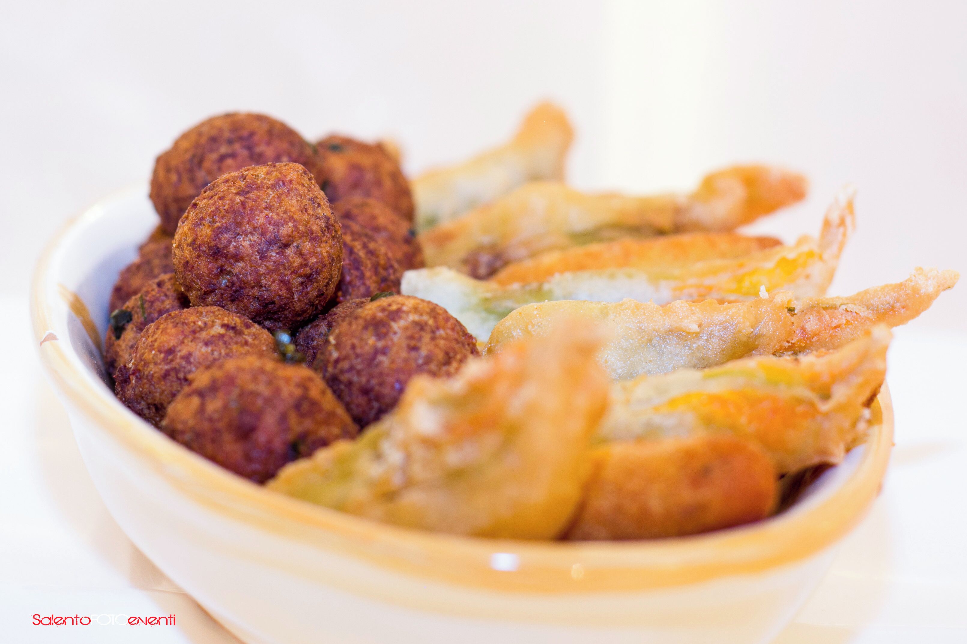 En skål med friturestegte retter, sandsynligvis falafel og friturestegt fisk.