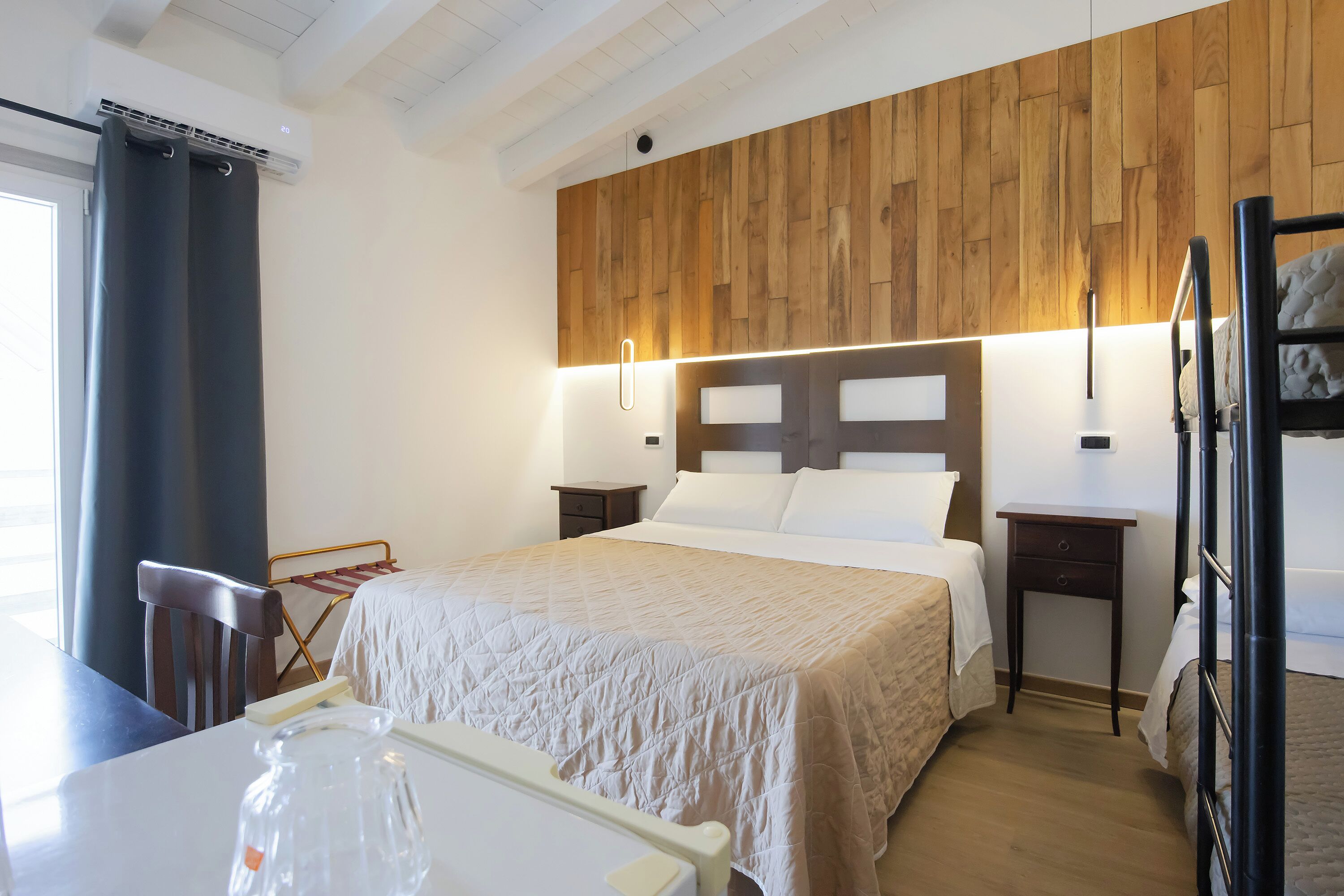 Quarto exclusivo, sacada | Camas com colchões de espuma com sistema de memória, escrivaninha