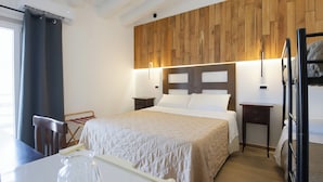 A hotel room with a large bed, bedside tables, a desk, and a chair. - Villa Ghetta Country House (Leverano)