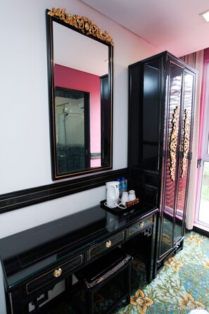 Cofres nos quartos, escrivaninha, Wi-Fi de cortesia