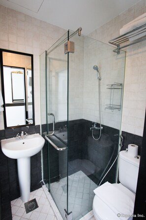 Shower, free toiletries, hair dryer - Le Peranakan Hotel (Singapore)