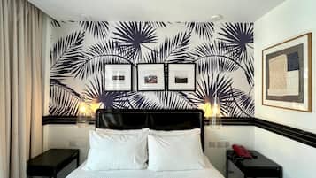 In-room safe, desk, free WiFi