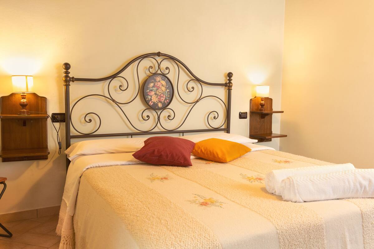 Standard Double Room, 1 Katil Kelamin (Double), Non Smoking | Meja, Wi-fi percuma, cadar katil