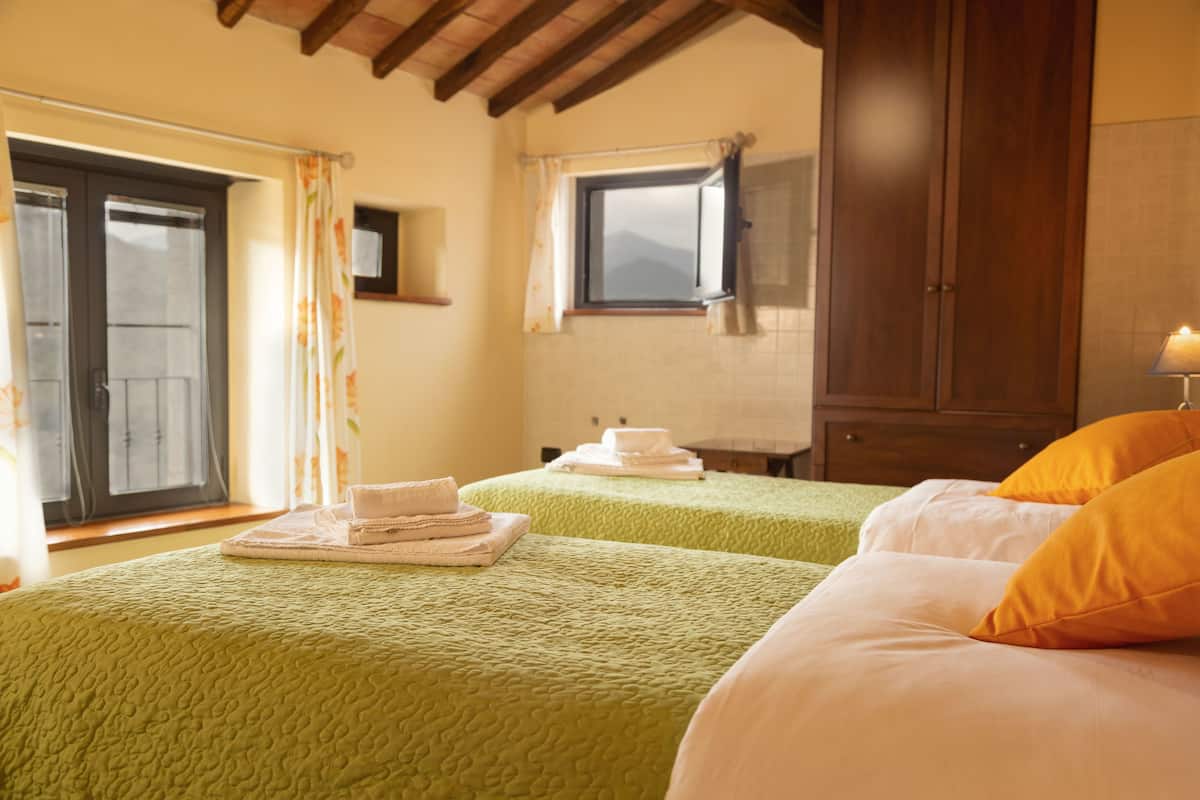 suite, 2 bedrooms, non smoking | desk, free wifi, bed sheets