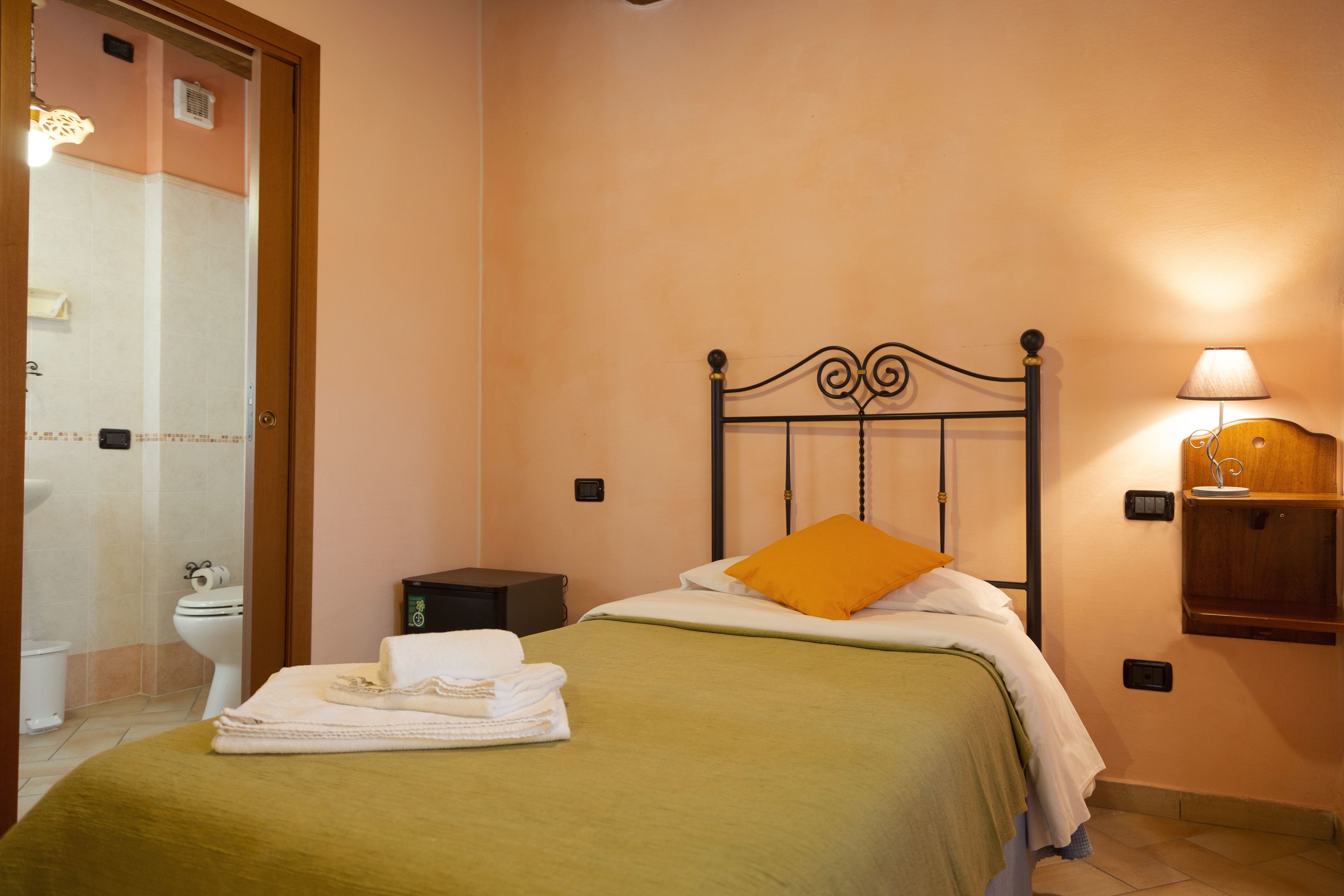 single room | desk, free wifi, bed sheets